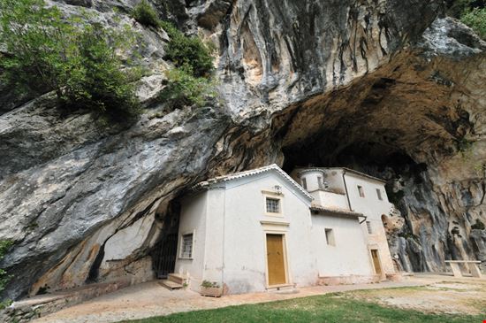 Santuario della Madonna delle Cese  Il santuario nella roccia SerFeo - Shutterstock.com 